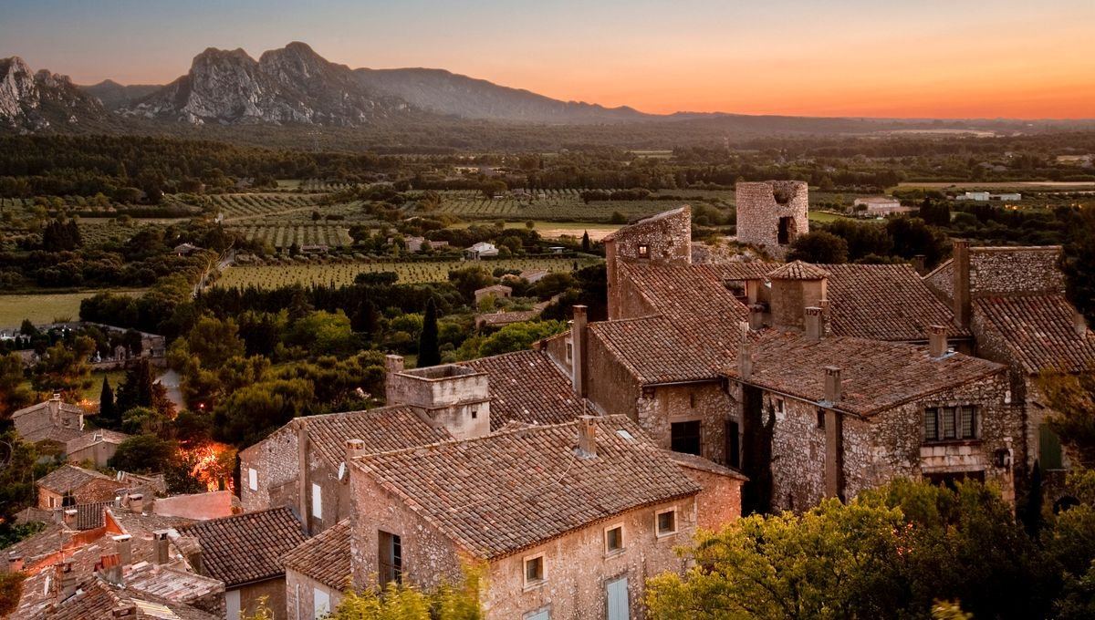 Eygalières, village des Alpilles, oliviers et collines calcaires
