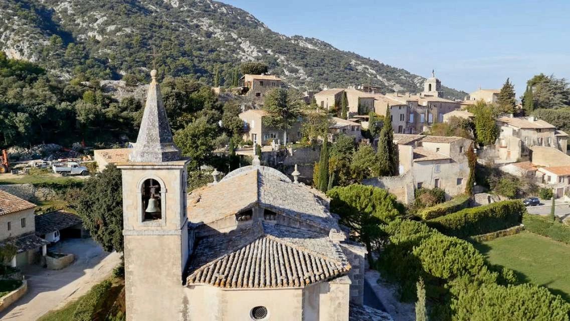 Maubec, vignes et cerisiers au pied du Petit Luberon