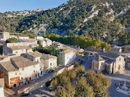 Robion, village provençal au pied du Petit Luberon